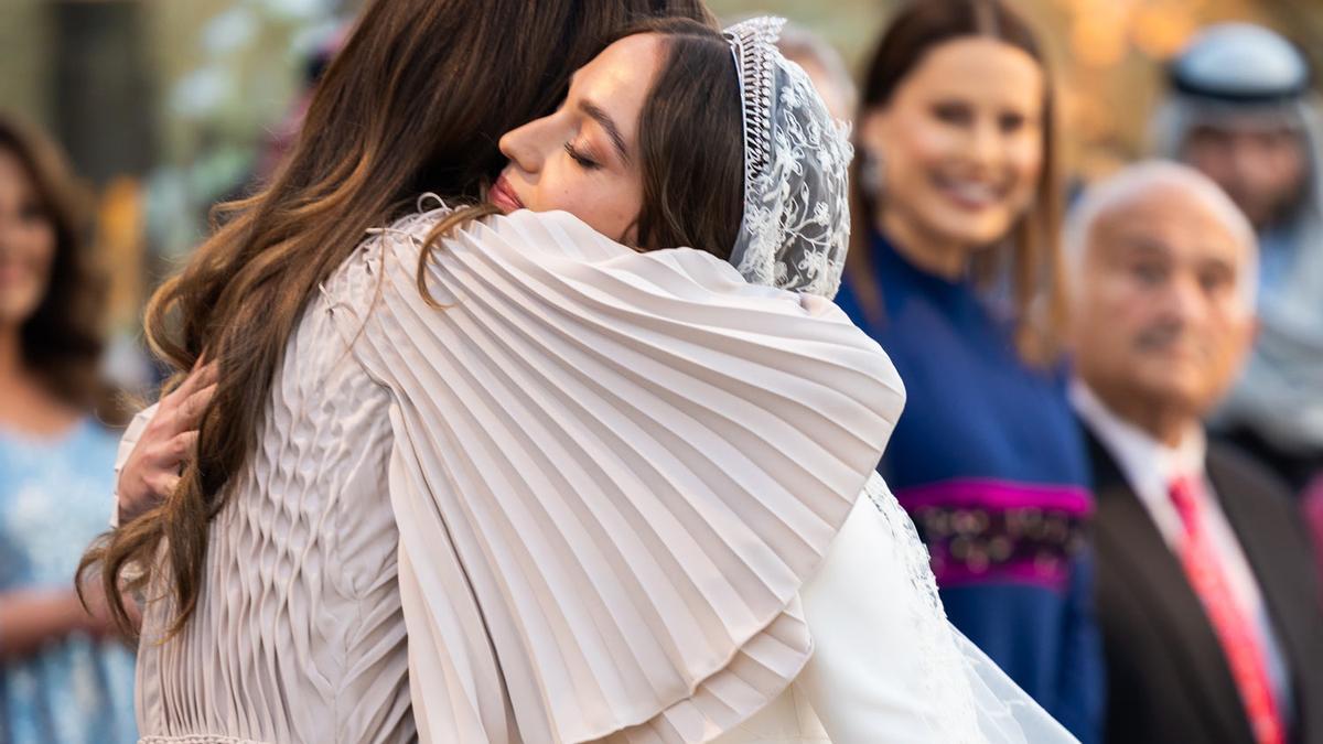 El look de madrina con mangas mariposa de Rania de Jordania en la boda de su hija es pura inspiración
