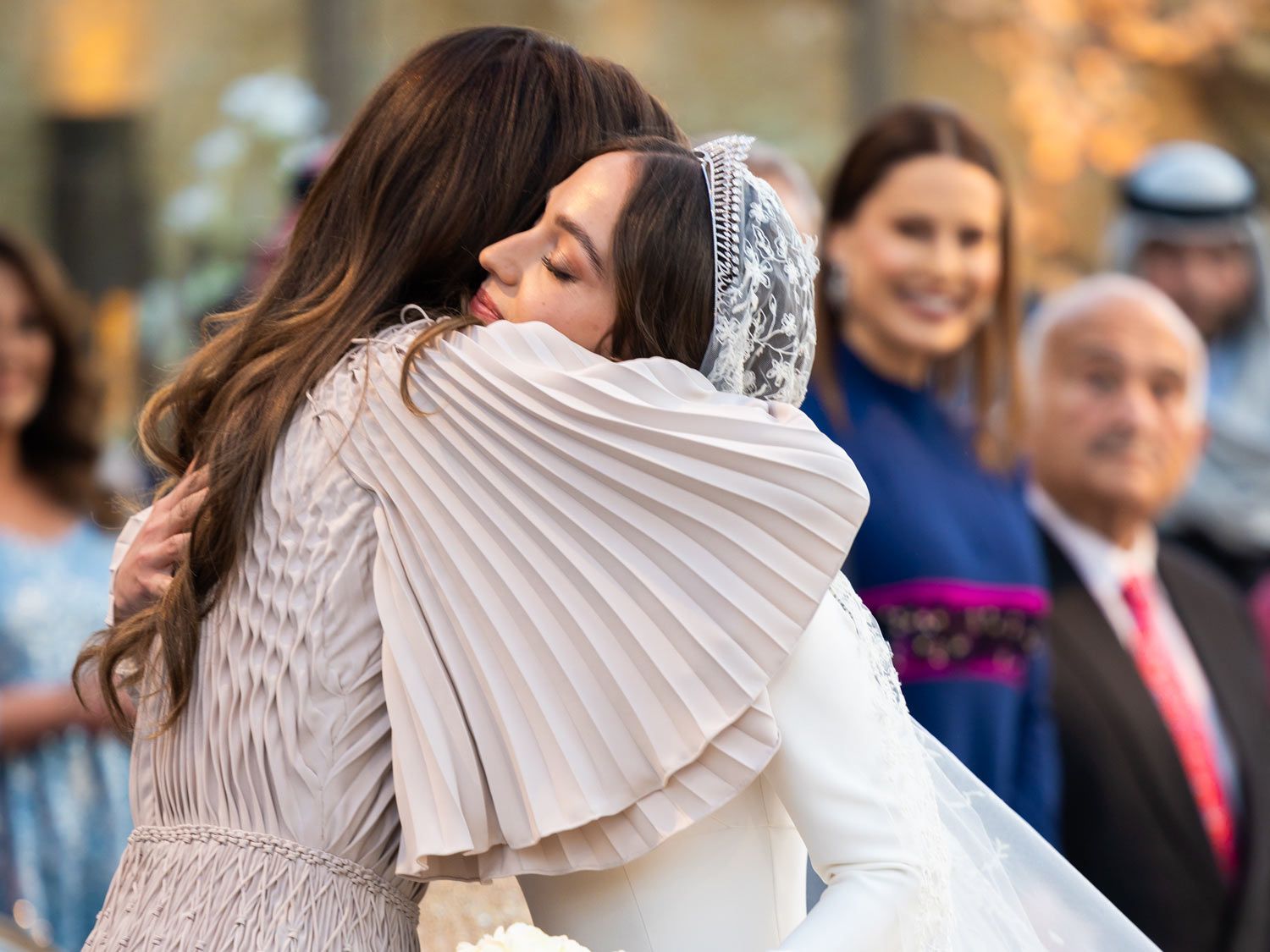 Rania de Jordania abraza a su hija Iman en el día de su boda