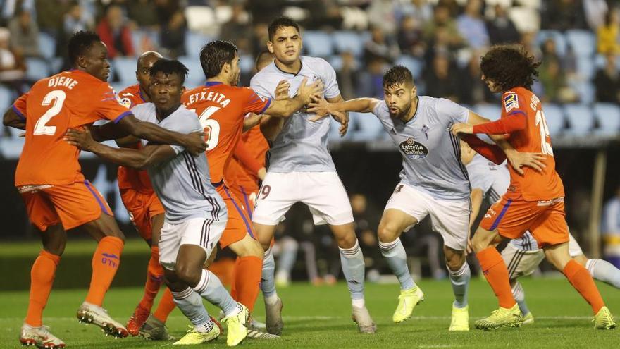 Disputa entre los jugadores de ambos equipos en el partido de ida en Balaídos. // R. Grobas