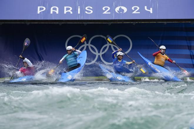 Noemie Fox compite contra Maialen Chourraut, Viktoriia Us y Lois Betteridge Piragüismo en Eslalon KX-1 femenino.