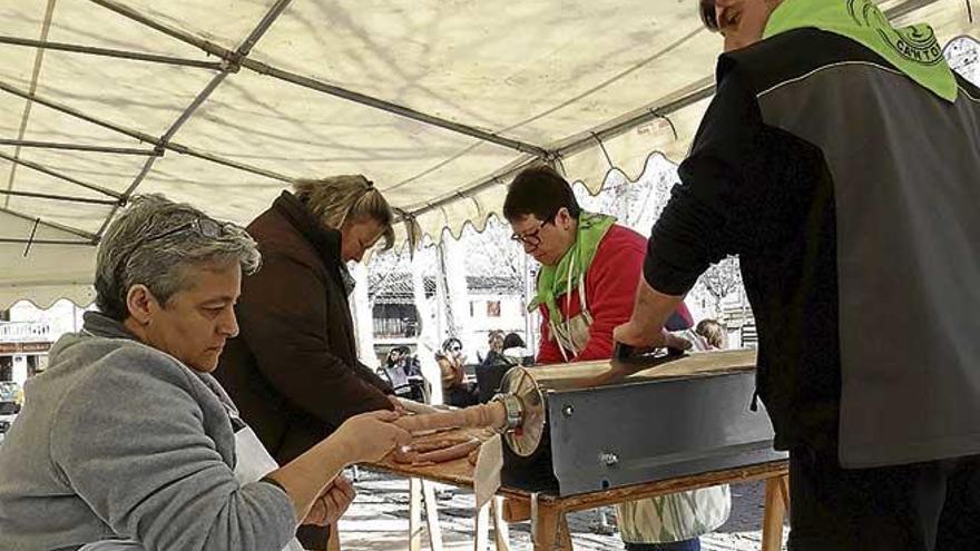 Una de las participantes demostrando como se hace el embutido.