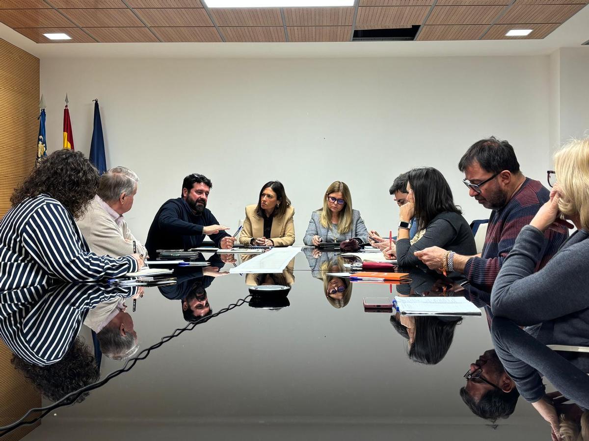 Otra foto de la reunión de la comisión de seguimiento de costas.