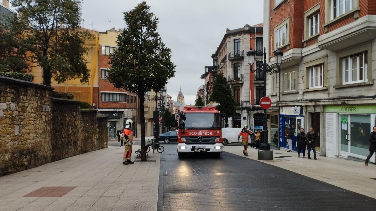 Dotación de emergencia llegando al centro.