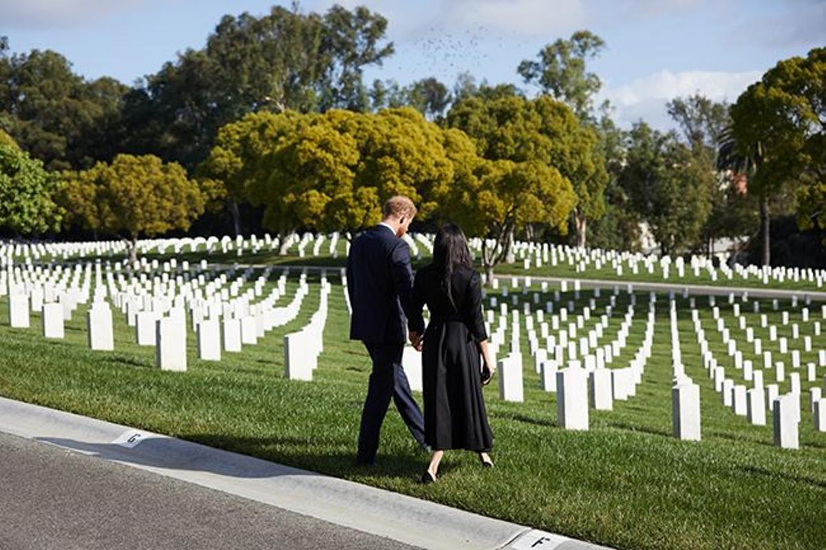 El principe Harry y Meghan Markle visita el cementerio nacional de Los Ángeles
