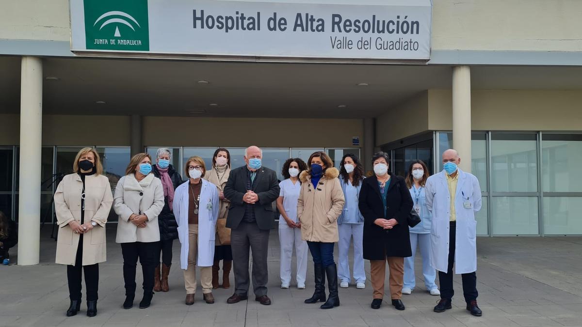 El consejero de Salud, Jesús Aguirre, ha visitado el hospital Valle del Guadiato. En la imagen, acompañado de otras autoridades sanitarias.