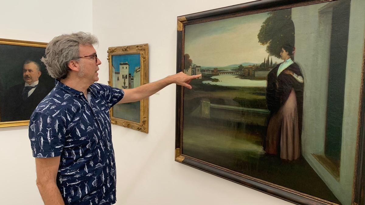 El director del Museo de Bellas Artes, José María Domenech, junto a obras de la exposición de Enrique Romero de Torres