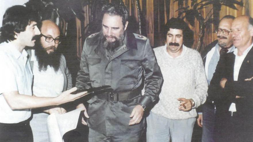 El alcalde de Oleiros (izquierda), al entregarle a Fidel Castro en Cuba el título de concejal honorífico en 1984.