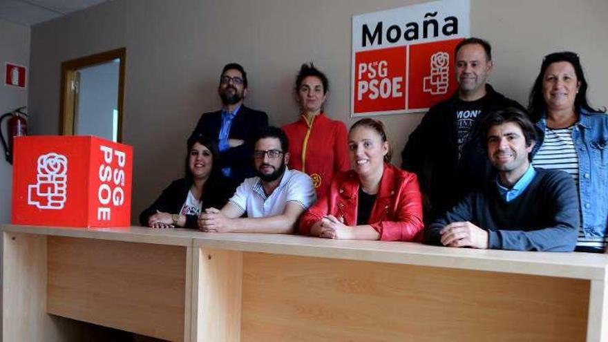 Principales integrantes de la candidatura del PSOE, ayer, en su nueva sede de Moaña. // Gonzalo Núñez
