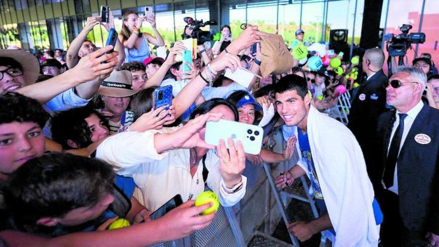 Carlos Alcaraz se para a hacerse fotos y firmar autógrafos con los aficionados en Madrid después de un entrenamiento. | INSTAGRAM