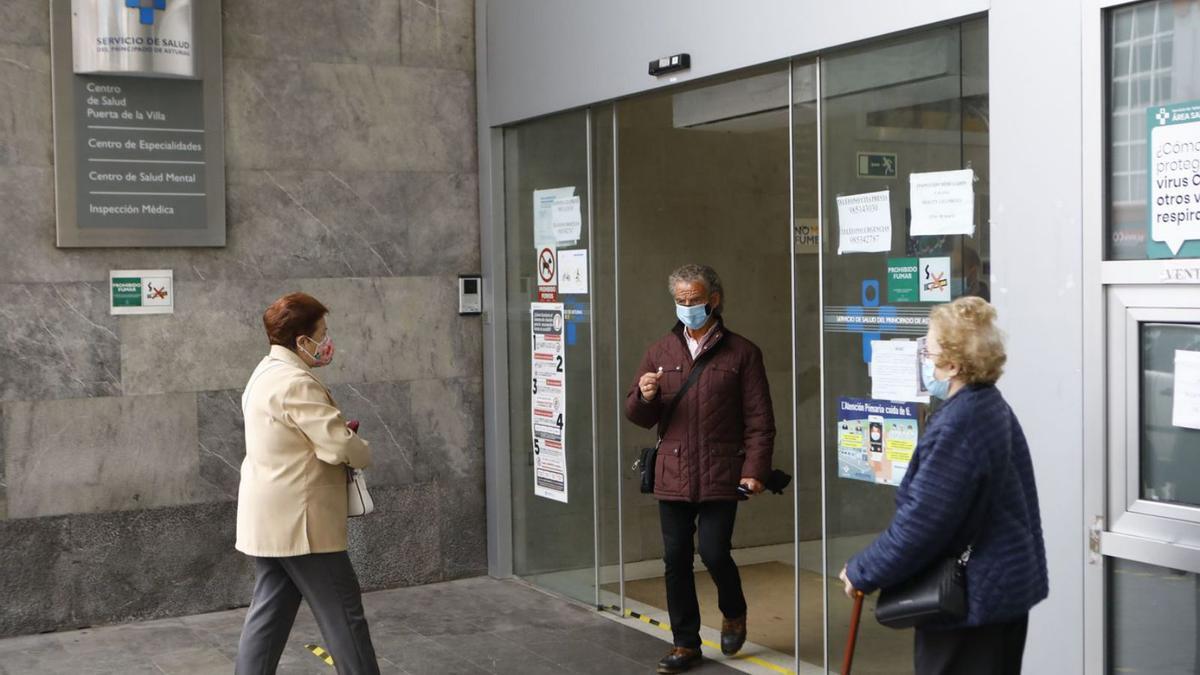 Pacientes a las puertas del centro de salud de Puerta de la Villa. 