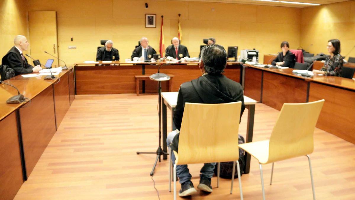 D'esquenes, l'acusat de violar la neboda a Caldes de Malavella.