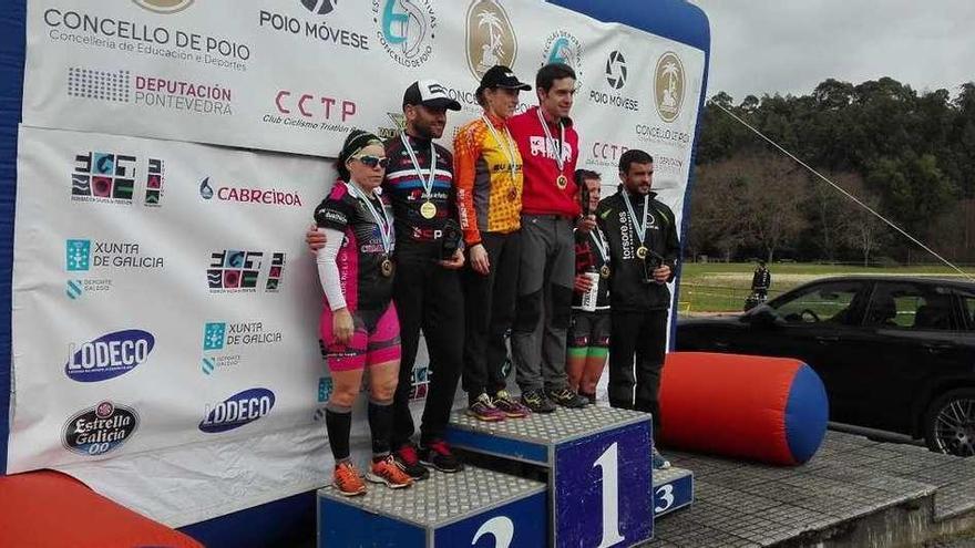 Belén Lemat (izquierda) en el segundo cajón del podio como subcampeona gallega absoluta.