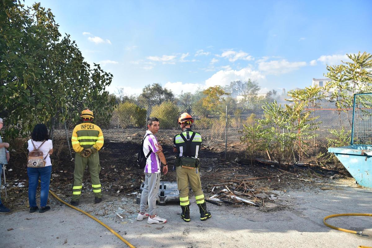 Un fuego de pasto se acerca al instituto Santa Bárbara de Plasencia.