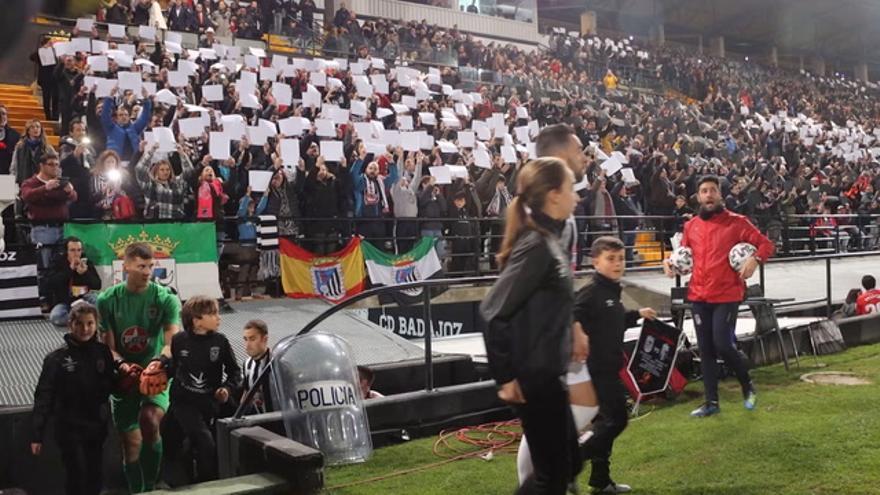 La afición durante el partido del Badajoz-Granada