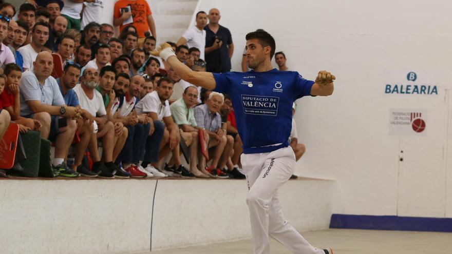 Carlos ha guanyat la Lliga i la Copa en la present temporada.