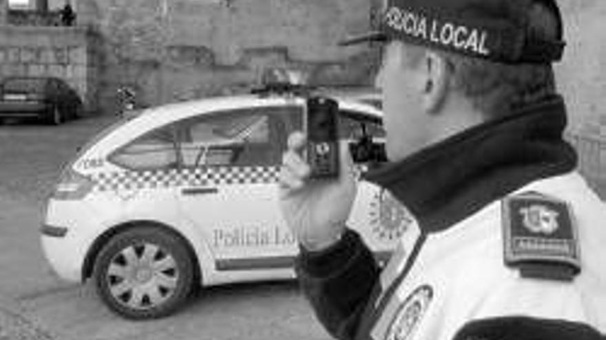 La policía local aparca los `walkie-talkies´ y mejora sus transmisiones con móviles