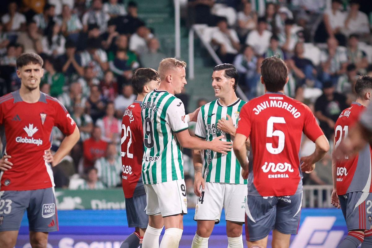 Obolskii y Sergi Guardiola conversan durante el tramo final del Córdoba CF-Albacete.