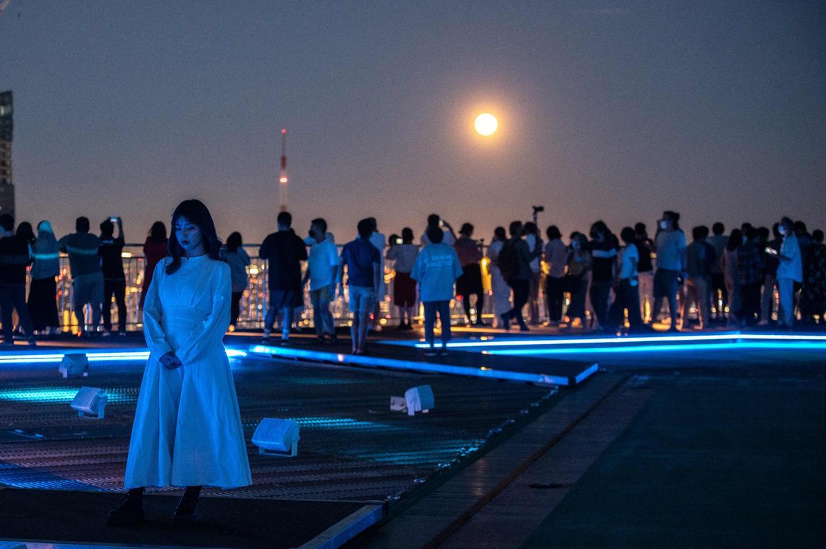 La Luna llena de septiembre, vista desde el mirador de la Torre Mori, en Roppongi Hills, Tokyo.