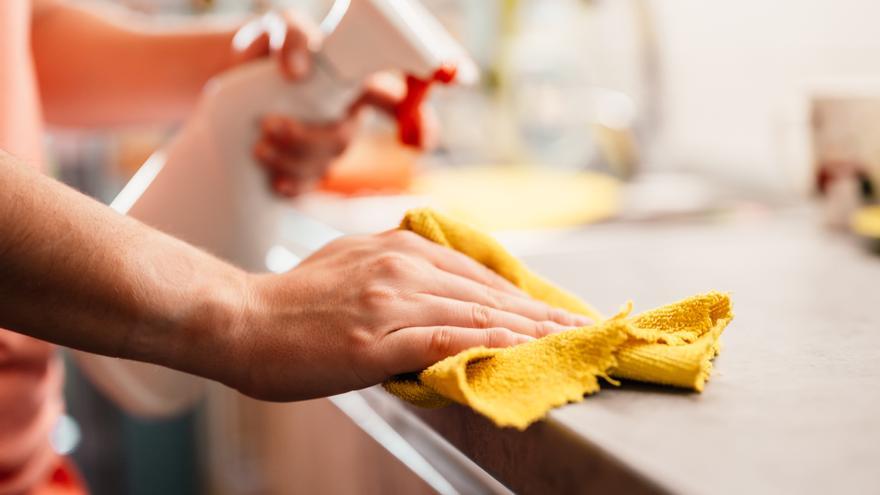 Con un trapo de cocina, descubre el truco efectivo para aplanar el