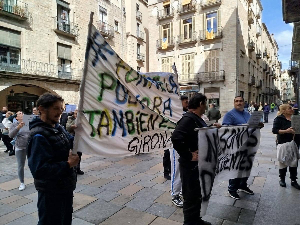 Les imatges de la protesta dels veïns de la Font de la Polvora davant l'oficina d'Endesa