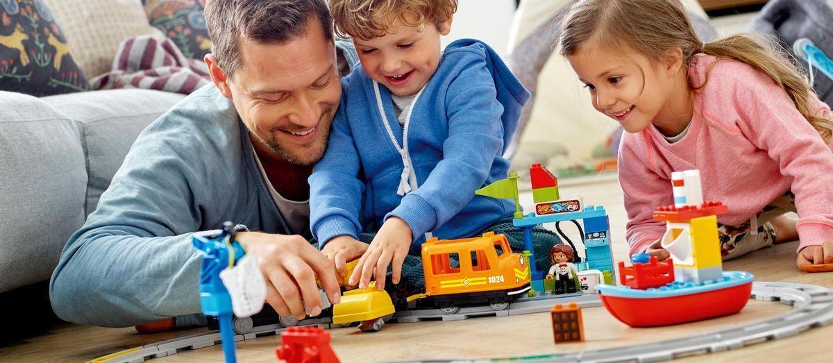 Niños jugando con su padre.