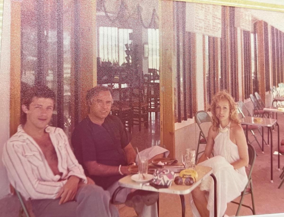 Javier Sandoval junto al empresario José María Menéndez, principal financiador de Amnesia, durante una reunión en Ibiza previa a la puesta en marcha del proyecto, en 1976
