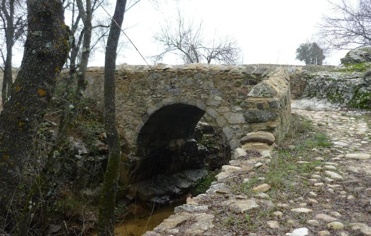 El puente de Cal y Canto, uno de los elementos patrimoniales más destacados de la Ruta de Juana la Beltraneja, conserva el trazado histórico que atraviesa el Valle del Lozoya entre Buitrago y Gargantilla.