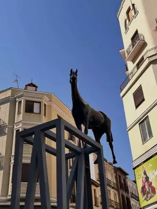 Así es la polémica escultura del caballo flotante que ha llegado a Madrid: obra de un artista mexicano y financiada por un hotel madrileño