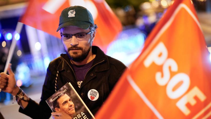 Un simpatizante del PSOE durante una manifestación en apoyo al presidente del Gobierno, Pedro Sánchez, frente a la sede de los socialistas en Ferraz este miércoles. 