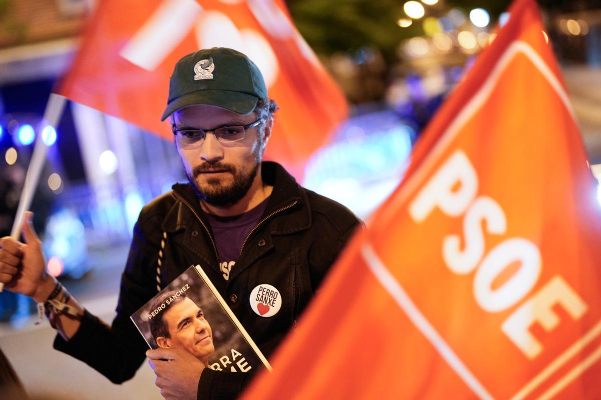 Un simpatizante del PSOE durante una manifestación en apoyo al presidente del Gobierno, Pedro Sánchez, frente a la sede de los socialistas en Ferraz este miércoles. 