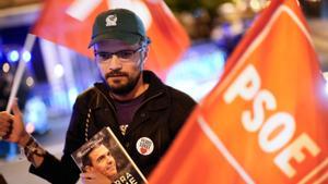 Un simpatizante del PSOE durante una manifestación en apoyo al presidente del Gobierno, Pedro Sánchez, frente a la sede de los socialistas en Ferraz este miércoles. 