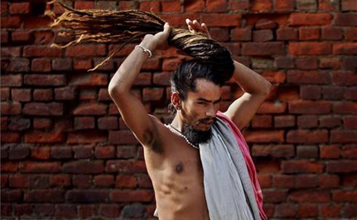 Un home sant hindú es prepara abans de partir al pelegrinatge anual hindú d’Amarnath Yatra, al nord de l’Índia.