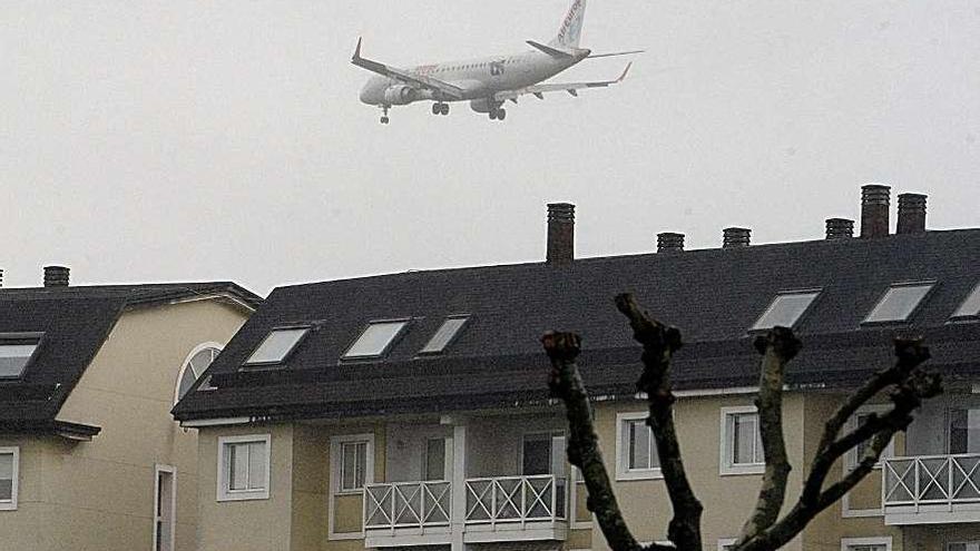 Un avión sobrevuela edificios en O Burgo.