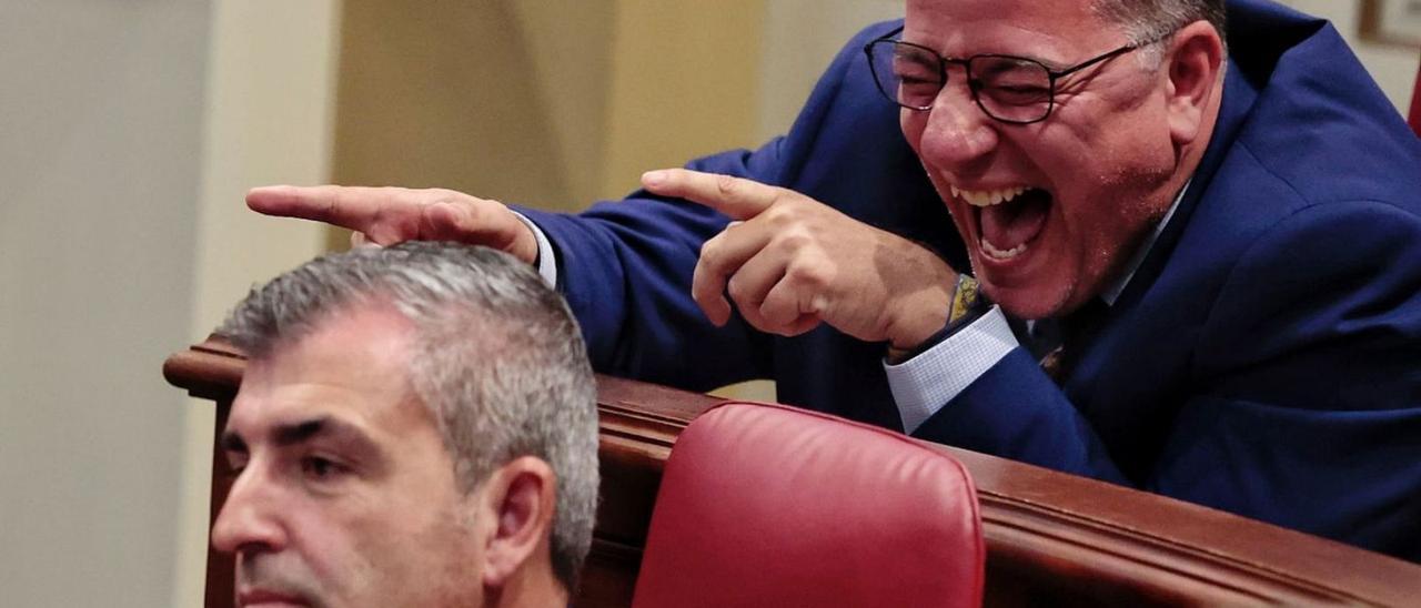 El diputado Poli Suárez se ríe durante una de las intervenciones en el pleno sobre el ‘caso Mediador’ . | |