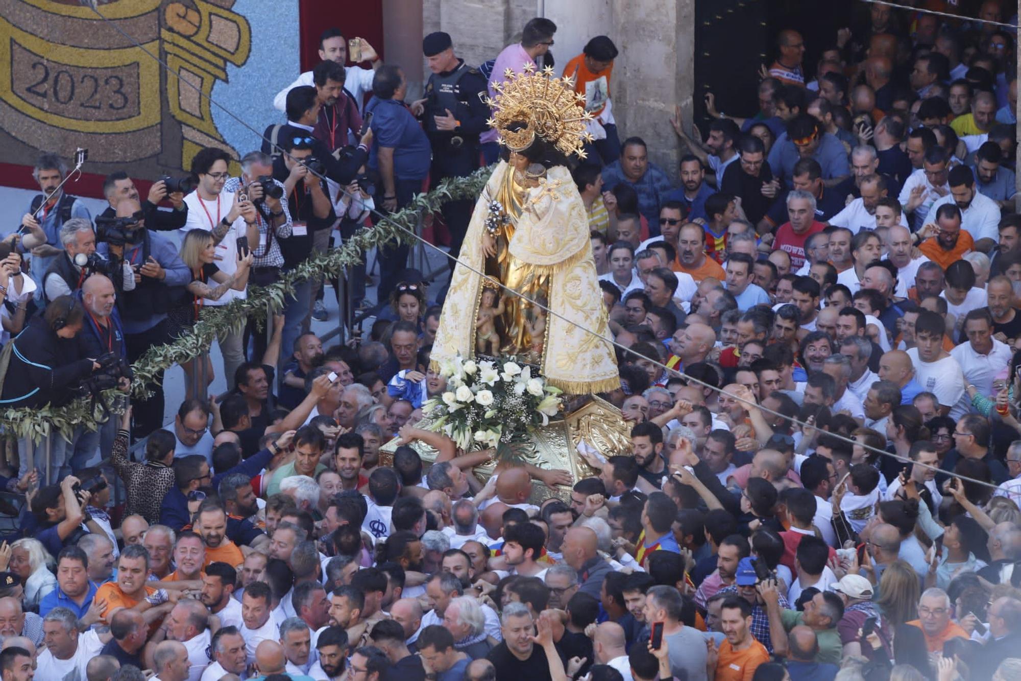 Muchos valencianistas acompañan a la Virgen de los Desamparados en su Traslado