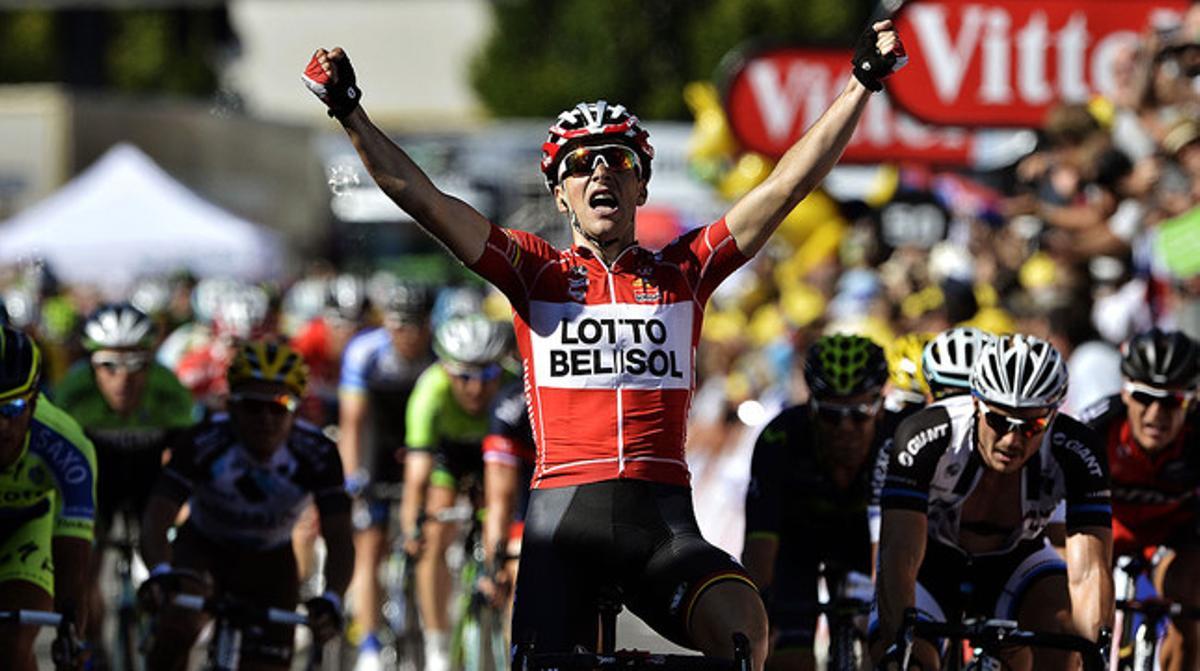 Tony Gallopin celebra la seva victòria en l’11a etapa del Tour al seu pas per la meta d’Oyonnax.