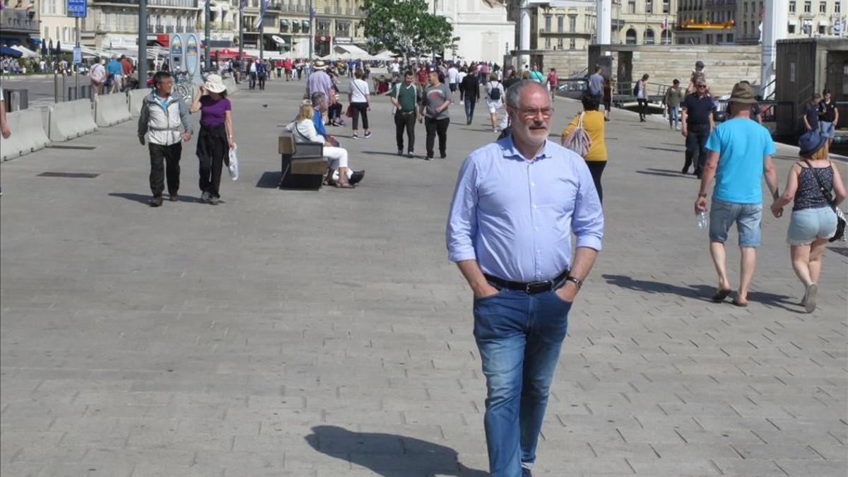 Andoni Zubizarreta, director deportivo del OM, paseando por el puerto de Marsella.