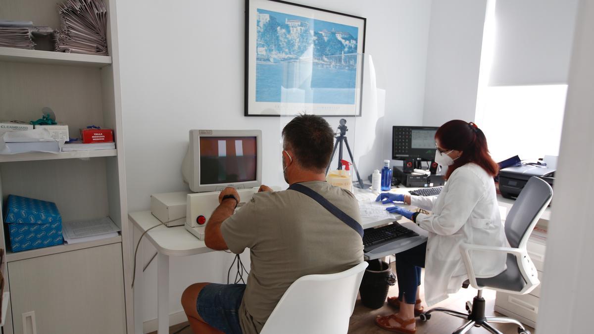 Una trabajadora atiende a un paciente en un centro de reconocimiento médico, en una imagen de archivo.