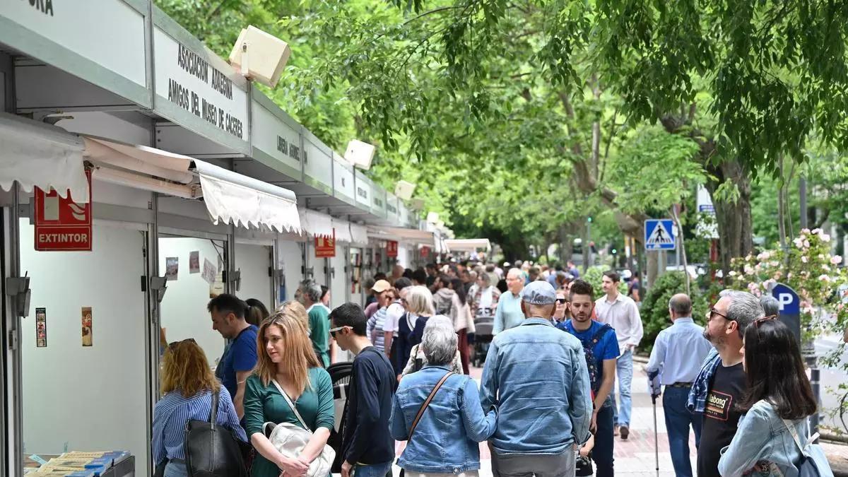 Premios, memoria histórica y poesía en los últimos compases de la Feria del Libro de Cáceres