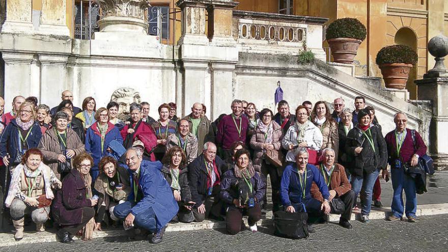 Fotografía del grupo de sayagueses que han visitado Roma durante la parada en la Fontana della Pigna en el recinto Vaticano.