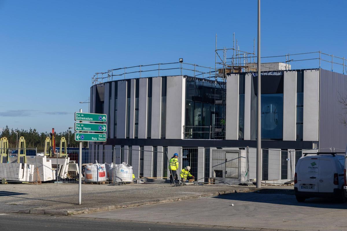 Operarios ultiman una nave en el polígono industrial de A Sionlla, en Santiago