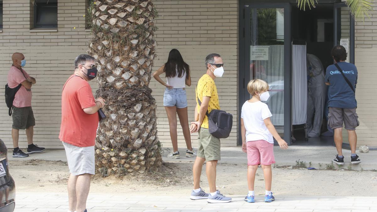 Pacientes pendientes de hacerse la PCR en un centro de salud