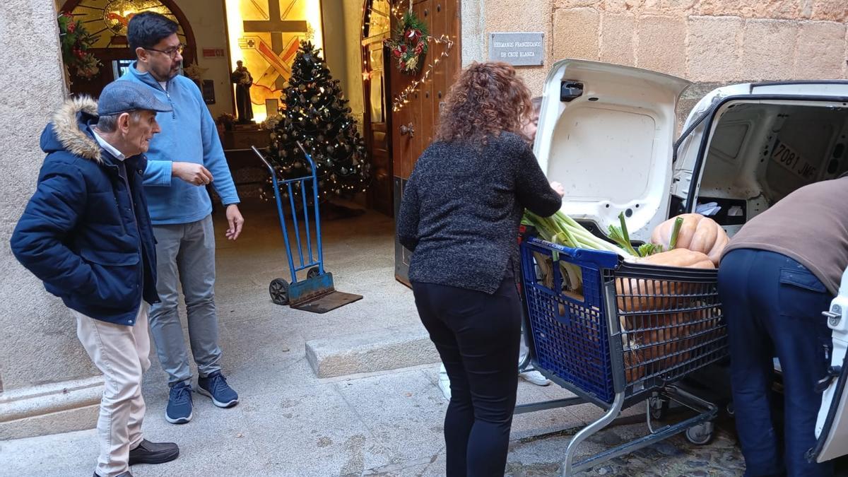 Entrega de hortalizas de los regantes del Marco a los hermanos de la Cruz Blanca