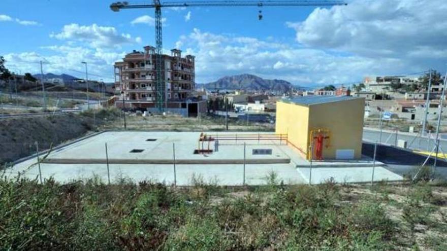 Imagen de los depósitos construidos sobre una zona verde sin autorización.