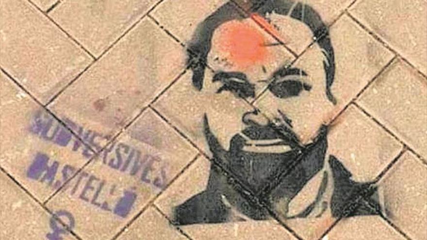 Vox denuncia pintadas con un tiro contra Abascal