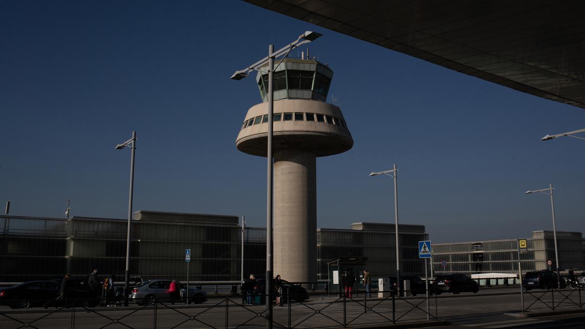 Archivo - Una torre de control en el Aeropuerto de Barcelona-El Prat, a 19 de noviembre de 2021, en El Prat de Llobregat, Barcelona, Catalunya (España)