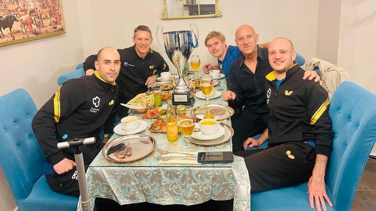 Alejandro Calvo, Robert Gardos, Hampus Soderlund y Jesús y Carlos Machado, en la celebración del título de la Copa de Europa.