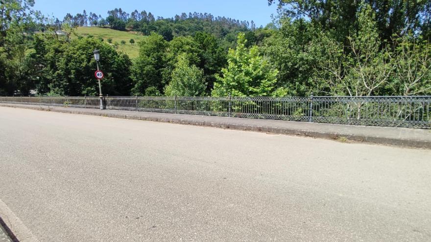 Vecinos de Villanueva (Cangas de Onís) exigen la reparación de las vallas del puente &quot;nuevu&quot;, sobre el Sella