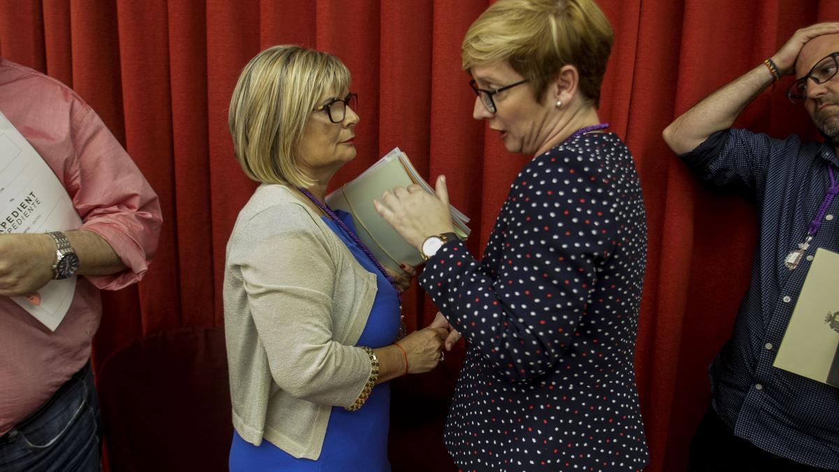 La alcaldesa de Santa Pola, Loreto Serrano junto a la exalcaldesa y edil socialista Yolanda Seva, en imagen de archivo antes de la pandemia de coronavirus