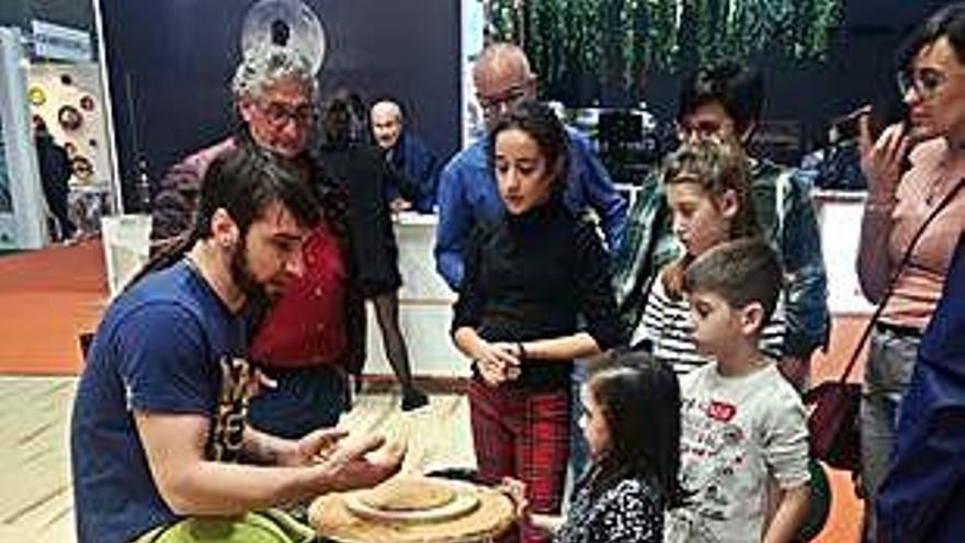 Demostración de alfarería en la feria de Intur, en Valladolid. C.